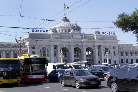 Курортный сезон: жeлезнодорожный вокзал «Одесса-Главная» (фоторепортаж)