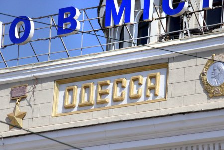 Курортный сезон: жeлезнодорожный вокзал «Одесса-Главная» (фоторепортаж)