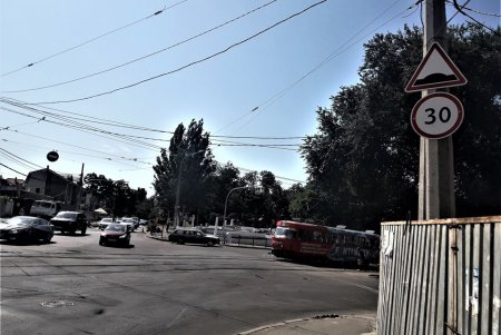 Возле повышенных пешеходных переходов на 9-й станции Большого Фонтана установили дорожные знаки и нанесли разметку (фото)