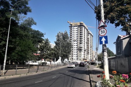 Возле повышенных пешеходных переходов на 9-й станции Большого Фонтана установили дорожные знаки и нанесли разметку (фото)