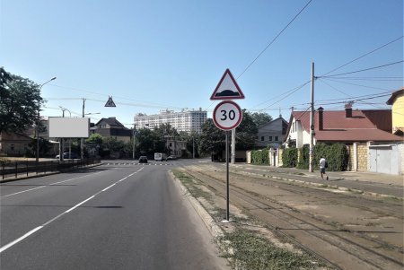 Возле повышенных пешеходных переходов на 9-й станции Большого Фонтана установили дорожные знаки и нанесли разметку (фото)