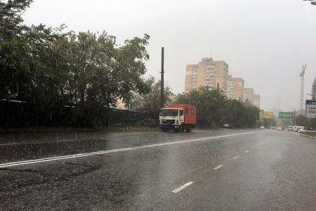 Коммунальщики ликвидируют последствия сильного ливня в Одессе (фото)