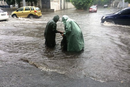 Коммунальщики ликвидируют последствия сильного ливня в Одессе (фото)