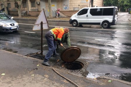 Коммунальщики ликвидируют последствия сильного ливня в Одессе (фото)