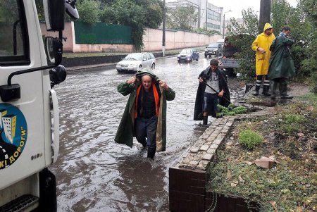 Коммунальщики ликвидируют последствия сильного ливня в Одессе (фото)