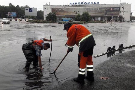 Расчищены завалы на Таможенной площади и улице Балковской (фото)