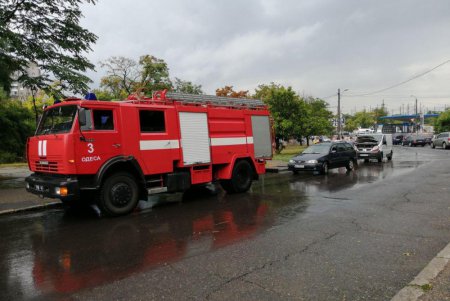 Дождевая вода затопила подвалы в центре Одессы и парализовала работу транспорта в Арцизском районе (фото)