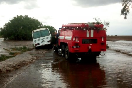 Дождевая вода затопила подвалы в центре Одессы и парализовала работу транспорта в Арцизском районе (фото)