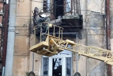 Специалисты демонтировали аварийный балкон дома-памятника архитектуры (фото)