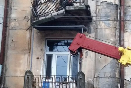 Специалисты демонтировали аварийный балкон дома-памятника архитектуры (фото)