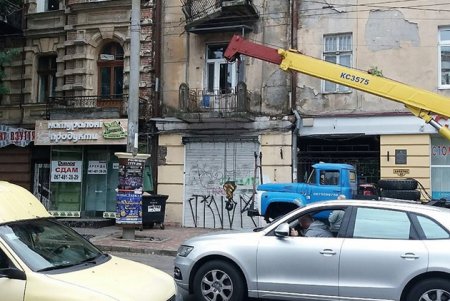 Специалисты демонтировали аварийный балкон дома-памятника архитектуры (фото)
