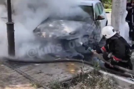 В районе Дворца спорта загорелся BMW (фото)