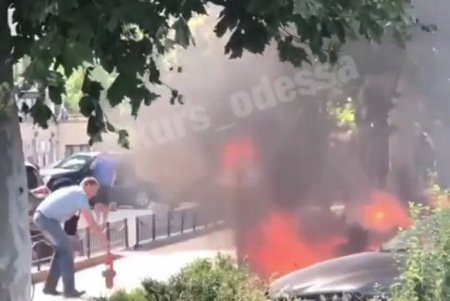 В районе Дворца спорта загорелся BMW (фото)