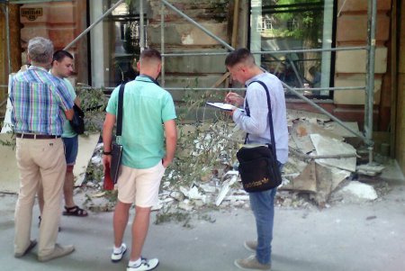 Решили исправиться: нарушители правил благоустройства Одессы ремонтируют тротуарную плитку и устанавливают урны (фото)