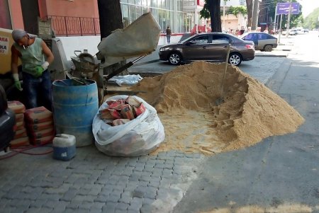 Решили исправиться: нарушители правил благоустройства Одессы ремонтируют тротуарную плитку и устанавливают урны (фото)