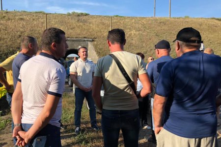 Жители Раздельнянского района перекрыли трассу, протестуя против грузовиков (фото, обновлено)