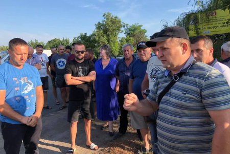 Жители Раздельнянского района перекрыли трассу, протестуя против грузовиков (фото, обновлено)
