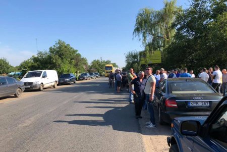 Жители Раздельнянского района перекрыли трассу, протестуя против грузовиков (фото, обновлено)