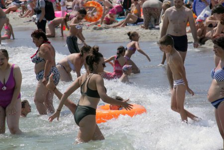 Жарко и солнечно: на пляжах Одессы много отдыхающих (фоторепортаж)