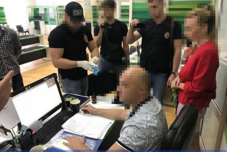 Одесский банкир получал взятки от должников по кредитам (фото)