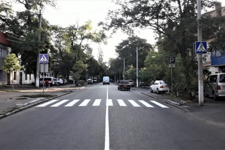 Возле одесских школ и детсадов нанесли свежую дорожную разметку (фото)