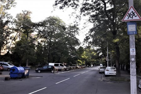 Возле одесских школ и детсадов нанесли свежую дорожную разметку (фото)