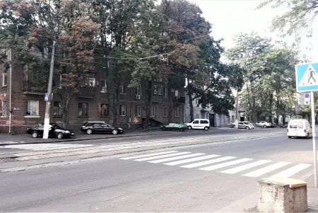 Возле одесских школ и детсадов нанесли свежую дорожную разметку (фото)