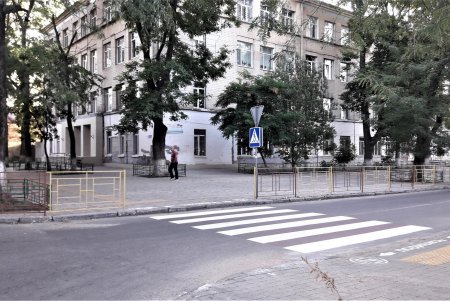Возле одесских школ и детсадов нанесли свежую дорожную разметку (фото)