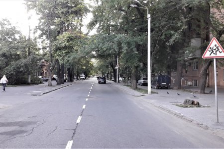 Возле одесских школ и детсадов нанесли свежую дорожную разметку (фото)