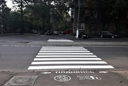 Возле одесских школ и детсадов нанесли свежую дорожную разметку (фото)