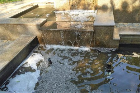 Фонтан «Петя и Гаврик» пришлось полностью вымывать после вандалов