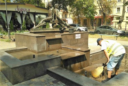 Фонтан «Петя и Гаврик» пришлось полностью вымывать после вандалов