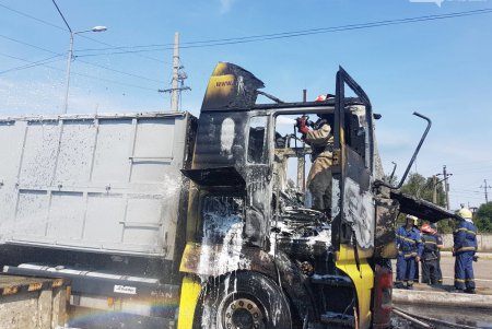 Возле порта Черноморска сгорел грузовик (фото)
