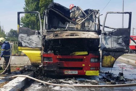 Возле порта Черноморска сгорел грузовик (фото)