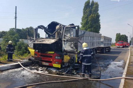 Возле порта Черноморска сгорел грузовик (фото)