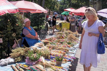 Православные одесситы празднуют Медовый Спас (фоторепортаж)
