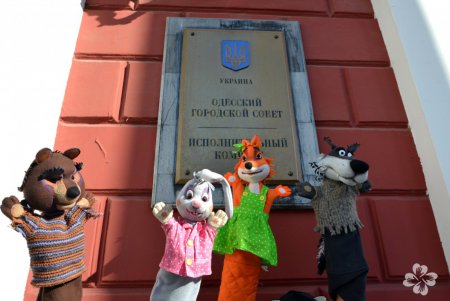 Для маленьких одесситов с нарушениями слуха показали спектакль под открытым небом (фото)