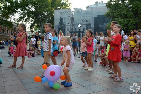 Для маленьких одесситов с нарушениями слуха показали спектакль под открытым небом (фото)