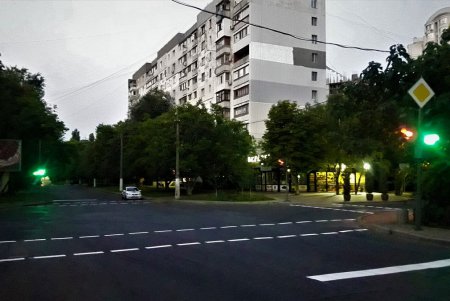 Возле университетов и школ освежили дорожную разметку (фото)