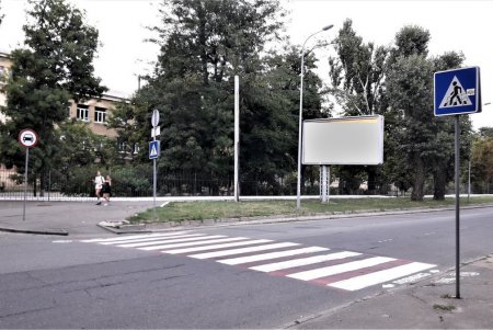 Освежили дорожную разметку возле Приморского и Ланжероновского лицеев  (фото)