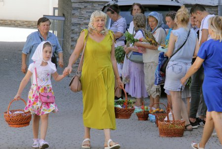 Яблочный спас: одесситы освящают фрукты, мед и цветы в храмах (фоторепортаж)