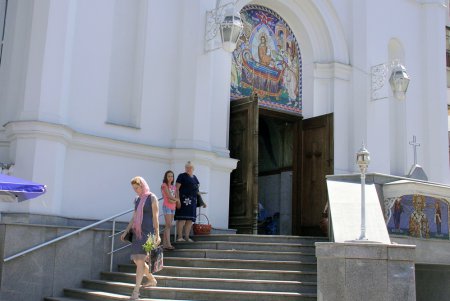 Яблочный спас: одесситы освящают фрукты, мед и цветы в храмах (фоторепортаж)