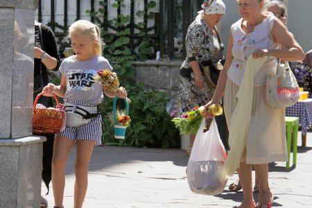 Яблочный спас: одесситы освящают фрукты, мед и цветы в храмах (фоторепортаж)