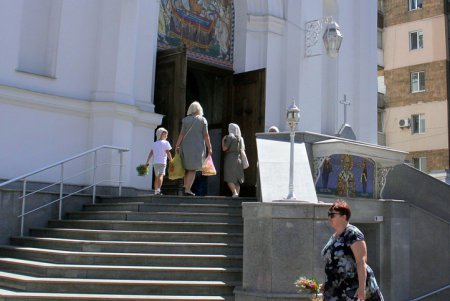 Яблочный спас: одесситы освящают фрукты, мед и цветы в храмах (фоторепортаж)