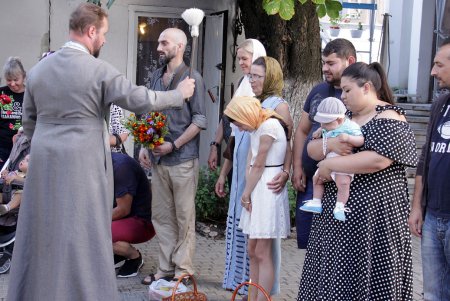 Яблочный спас: одесситы освящают фрукты, мед и цветы в храмах (фоторепортаж)