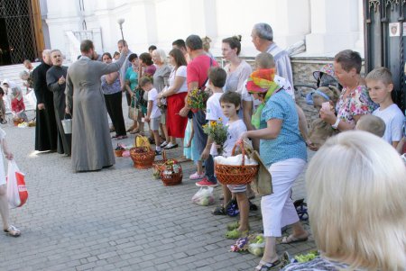 Яблочный спас: одесситы освящают фрукты, мед и цветы в храмах (фоторепортаж)