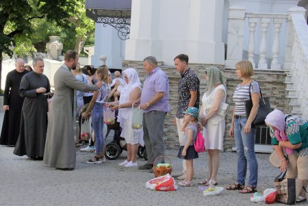 Яблочный спас: одесситы освящают фрукты, мед и цветы в храмах (фоторепортаж)
