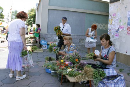 Яблочный спас: одесситы освящают фрукты, мед и цветы в храмах (фоторепортаж)