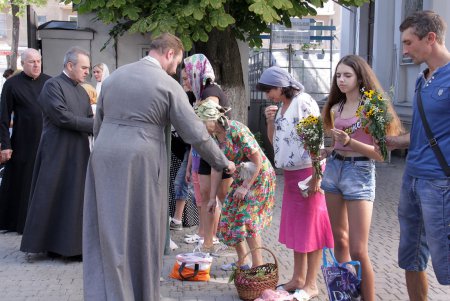 Яблочный спас: одесситы освящают фрукты, мед и цветы в храмах (фоторепортаж)
