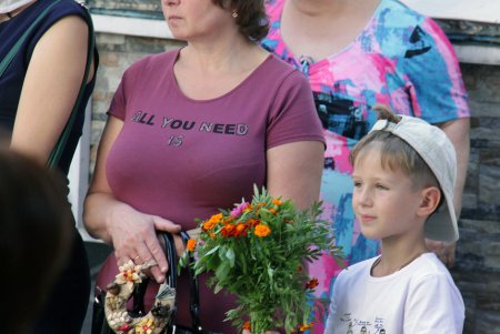 Яблочный спас: одесситы освящают фрукты, мед и цветы в храмах (фоторепортаж)